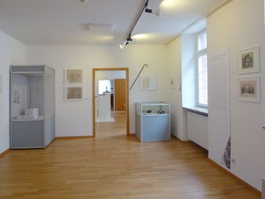 Blick in die von mir kuratierte Auftaktausstellung „Hanau – Pforzheim – Schwäbisch Gmünd“ zum Jubiläum 250 Jahre Goldstadt Pforzheim 2016/17